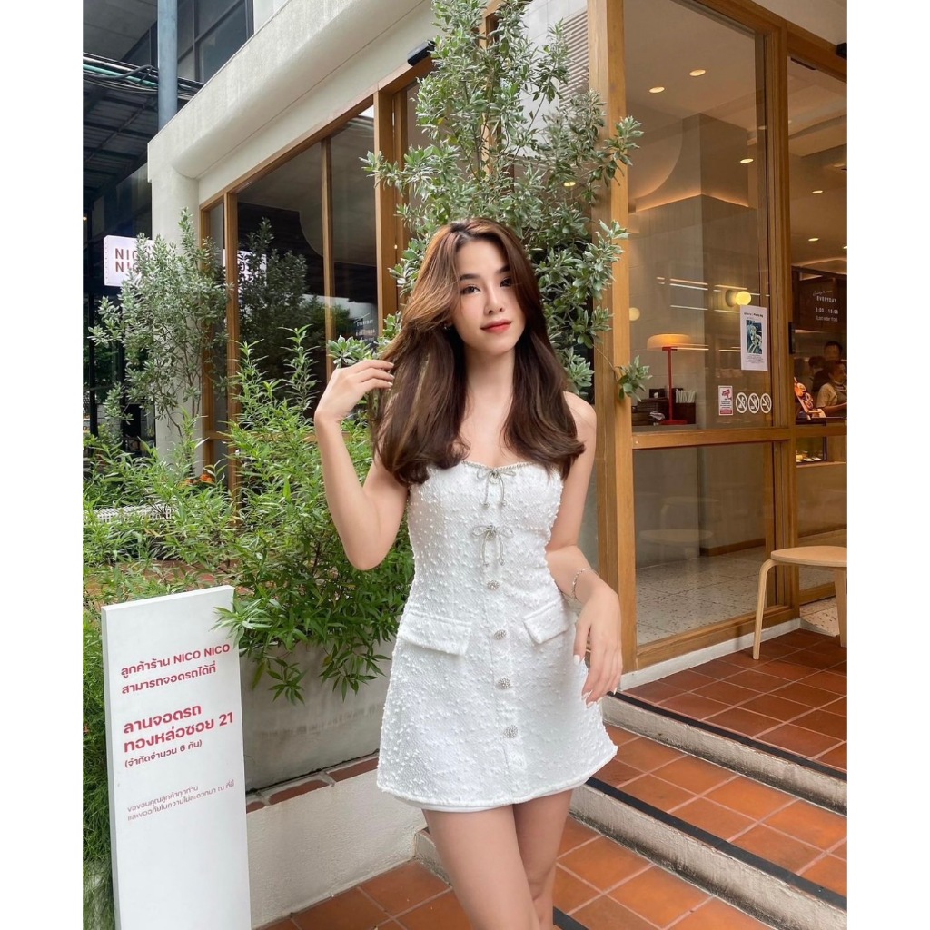 Milly dress เดรสเกาะอกสีขาว ประดับเพรช กระดุมเพรช มีโบว์เพรชให้ด้วยนะคะ ใส่แบบติดโบว์เพรชก็สวย รหัส11