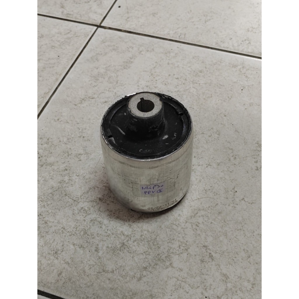 บูช ปีกนก บน BMW F30 ตัว ปีกงอ 31126855743