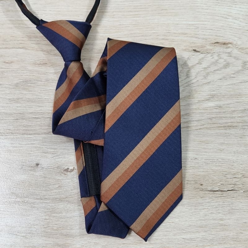 MEN IN TIE เนคไทแบบสำเร็จรูปสีน้ำเงิน หน้ากว้าง 8 cm รุ่น Auto Charles