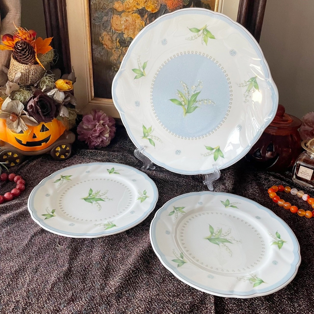 ชุดจานใบใหญ่ 1เเละจานแบ่ง 2 Nikko bone china ลายสวยงามหวาน ขนาด ใหญ่ W 24 cm H 26 cm H 2 cm เล็ก W18