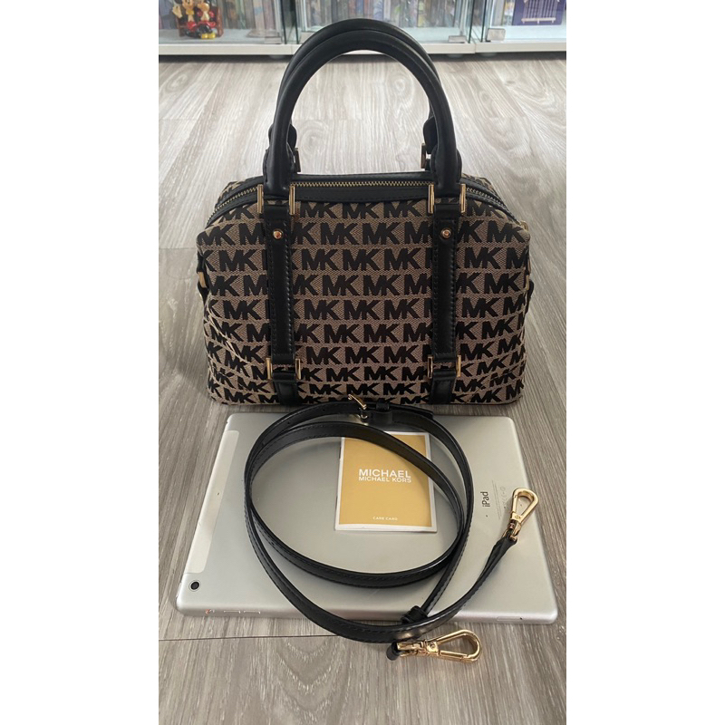 กระเป๋า MK Michael Kors ทรงหมอนขนาดประมาณ ipad Air มือสอง สภาพดีดีของแท้ 💯%