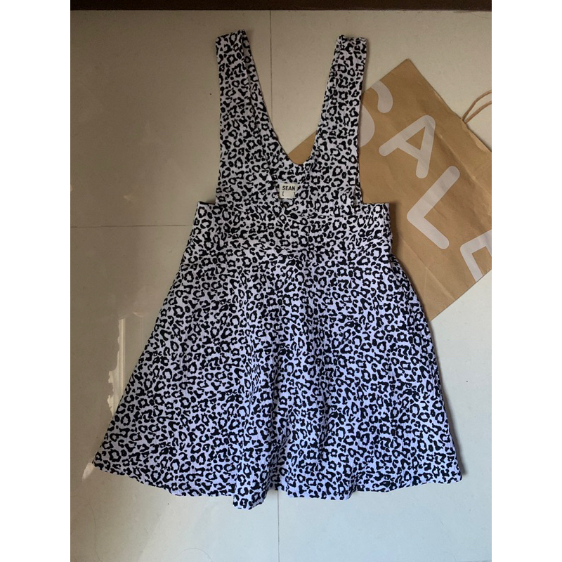 เอี๊ยมกระโปรงลายเสือสีขาวดำ แบรนด์ SEAN MAKES CLOTH‼️ งานผ้ายับ s-m