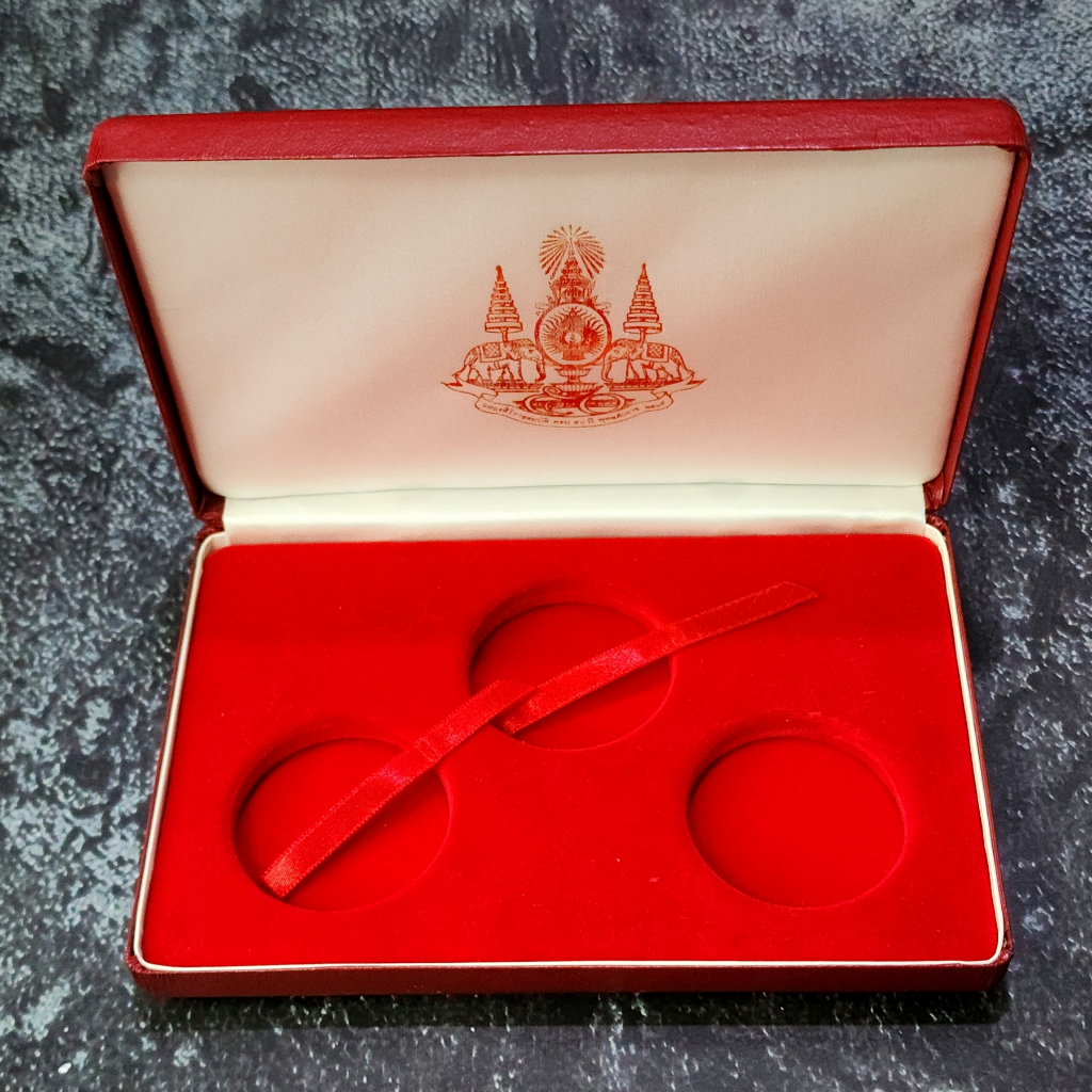 กล่องใส่เหรียญ กล่องเปล่า บรรจุเหรียญ 3 หลุม กล่องตรงวาระ พิธีกาญจนา ภิ เษก พ.ศ. 2539 ผ่านใช้สวย