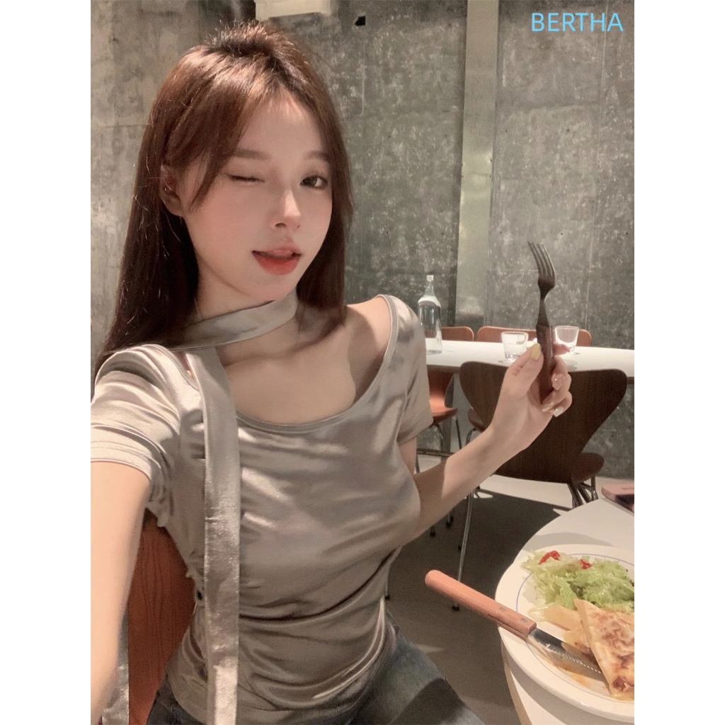 BERTHA จัดส่งภายใน24ช.ม ผู้หญิง เสื้อ Y2K ทันสมัย ชุดฮอตเกิร์ล แขนสั้น+ผูก สไตล์หวานเท่ สไตล์นิช insสไตล์ฮอต
