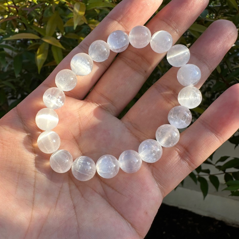 SLN-10 สร้อยข้อมือเซเลไนท์ 10 มิล ตาแมวแท้ ตาแมวธรรมชาติ ประกายตาสวย หินแท้ ธรรมชาติ100% กำไลหินมงคล