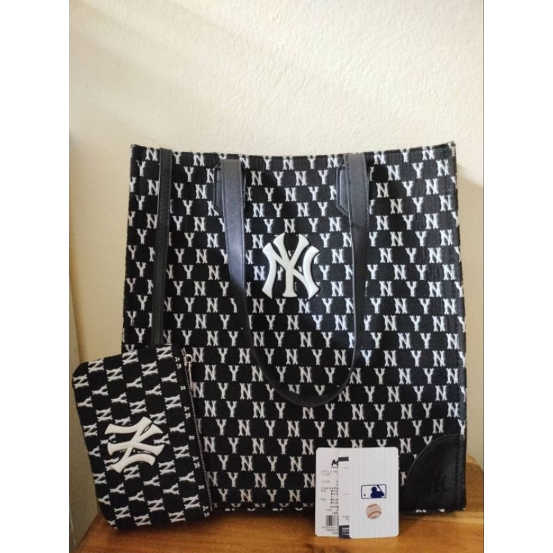 กระเป๋าสะพายข้าง MLB