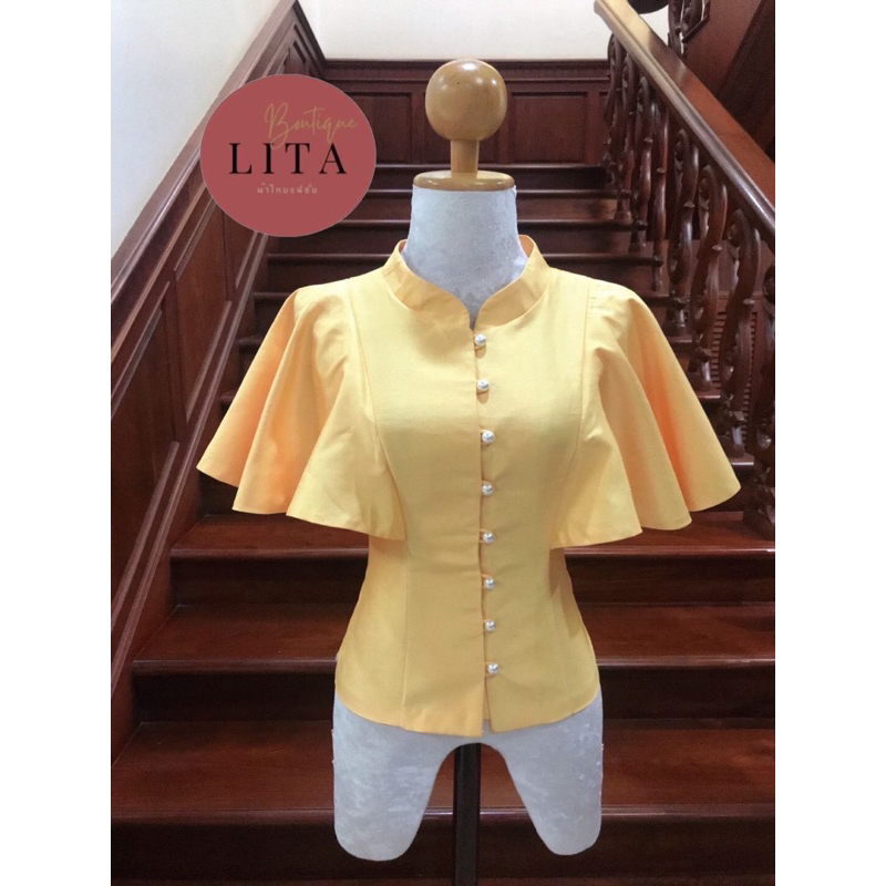 เสื้อไหมสีเหลืองจิตรดา แขนสั้นระบายแต่งกระดุมมุก กระชับพอดี