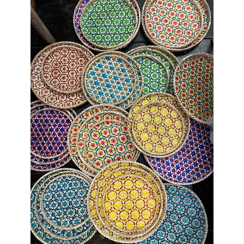 กระด้งสี สานลายพิกุล ยกดอกดาวล้อมเดือน ตกแต่งผนัง แต่งโต๊ะอาหาร ใส่อาหารได้ สวยงามมากครับ