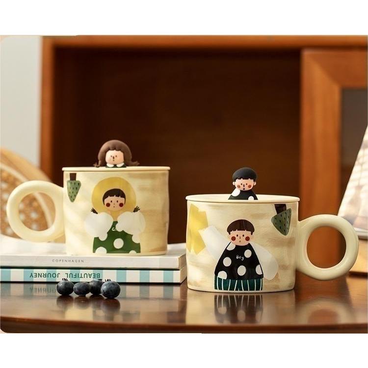 【พร้อมส่งในไทย】แก้วน้ำเซรามิกที่มีฝาปิดซิลิโคน รูปการ์ตูน เด็กชาย เด็กหญิง คู่รัก น่ารัก สีครีมลม ins เป็นของขวัญ ซื้อแ