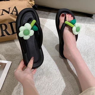 New รองเท้าแตะหัวคูคีบสไตล์เกาหลีเกาใจติดดอกไม้ฟูๆด้านหน้าสลับสีน่ารักละมุนฟุดๆพื้นนุ่มเบาสวมใส่สบายใส่ได้ทุกโอกาสแน่นอน