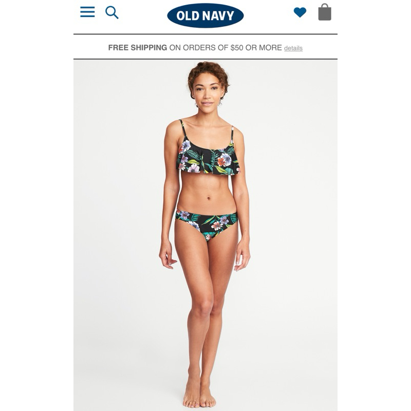 บิกินี่ทูพีชเสื้อสายเดี่ยวสีดำลายดอก กางเกงเป็นแบบผูกข้างเอวต่ำ ด้านหลังรอบอกปรับได้สามระดับ