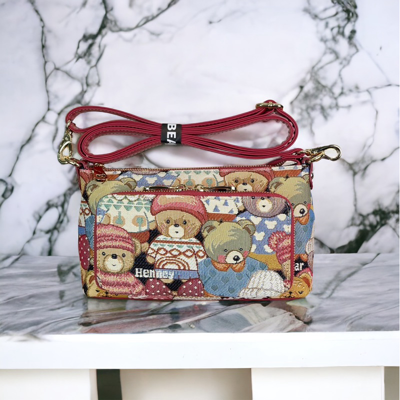 Henneybear-H1129 มาใหม่ !! กระเป๋าสะพายข้าง กระเป๋าพาดลำตัว ทรงสวย ลาย Cutebear