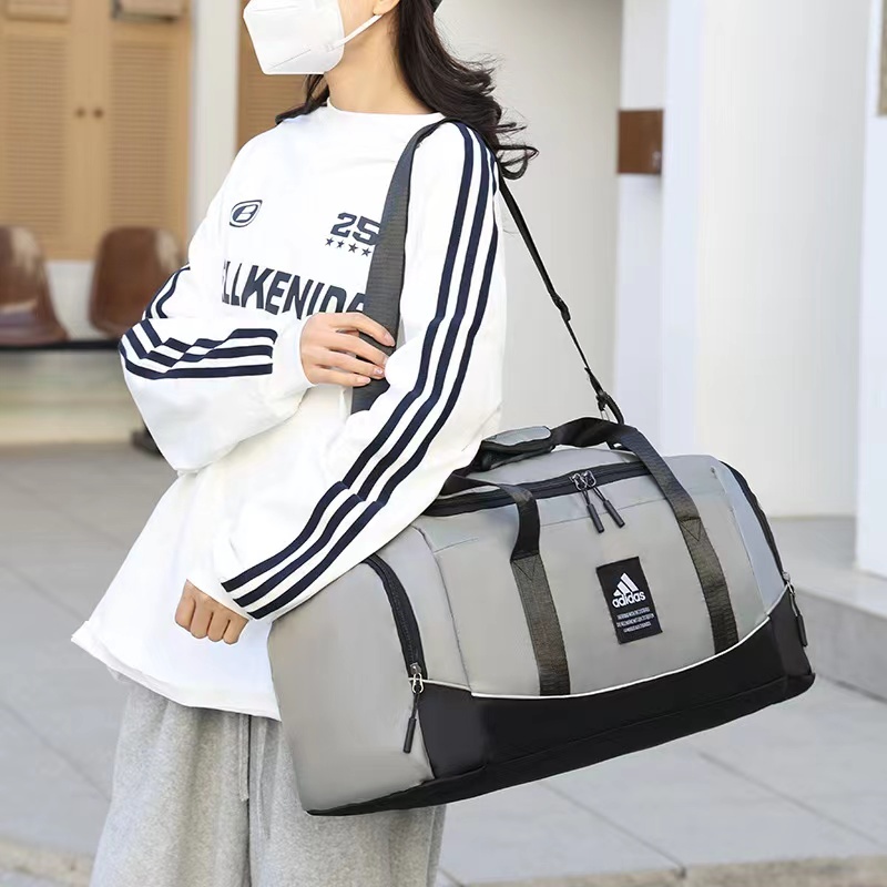ADIDASคุณภาพสูงกระเป๋าเดินทางความจุขนาดใหญ่เทรนด์ใหม่ชายและหญิงฟิตเนสกระเป๋าเดินทางน้ำหนักเบา