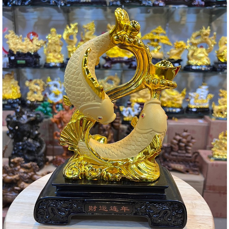ปลามงคลจีน ปลาหลีฮื้อคู่ ชูก้อนทอง เลข8 ฐานไม้ เรซิ่นพ่นทรายทอง ปลามงคล สูง 11.5/14 นิ้วนิ้ว