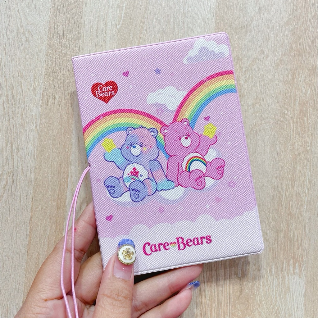 ‍✈️ สมุดพาสปอร์ต น่ารัก ลาย CAREBEAR งานหนัง pu มีช่องใส่บัตร ใส่ boading pass หลายช่อง พร้อมเชือกรัดสมุด ขนาด 14×10 cm