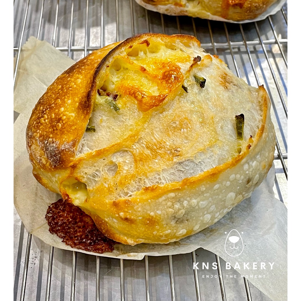 ขนมปังซาวโดวจ์มะเชือเทศอบ พริกแม็กซิกันและเชดด้าชีส (Sun-dried Tomatoes, jalapeño and real cheddar cheese sourdough)