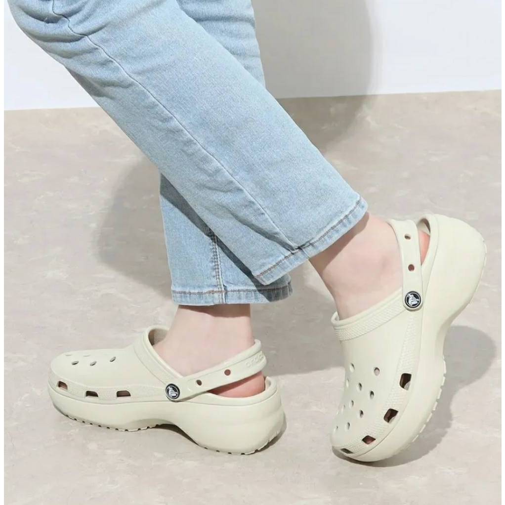 Crocs Platform Clog รองเท้าแตะผู้หญิ่ง สีสวย น้ำหนักเบาพื้นนี่มใส่สบายทันสมัยส้นสูง 2.7"=5cm
