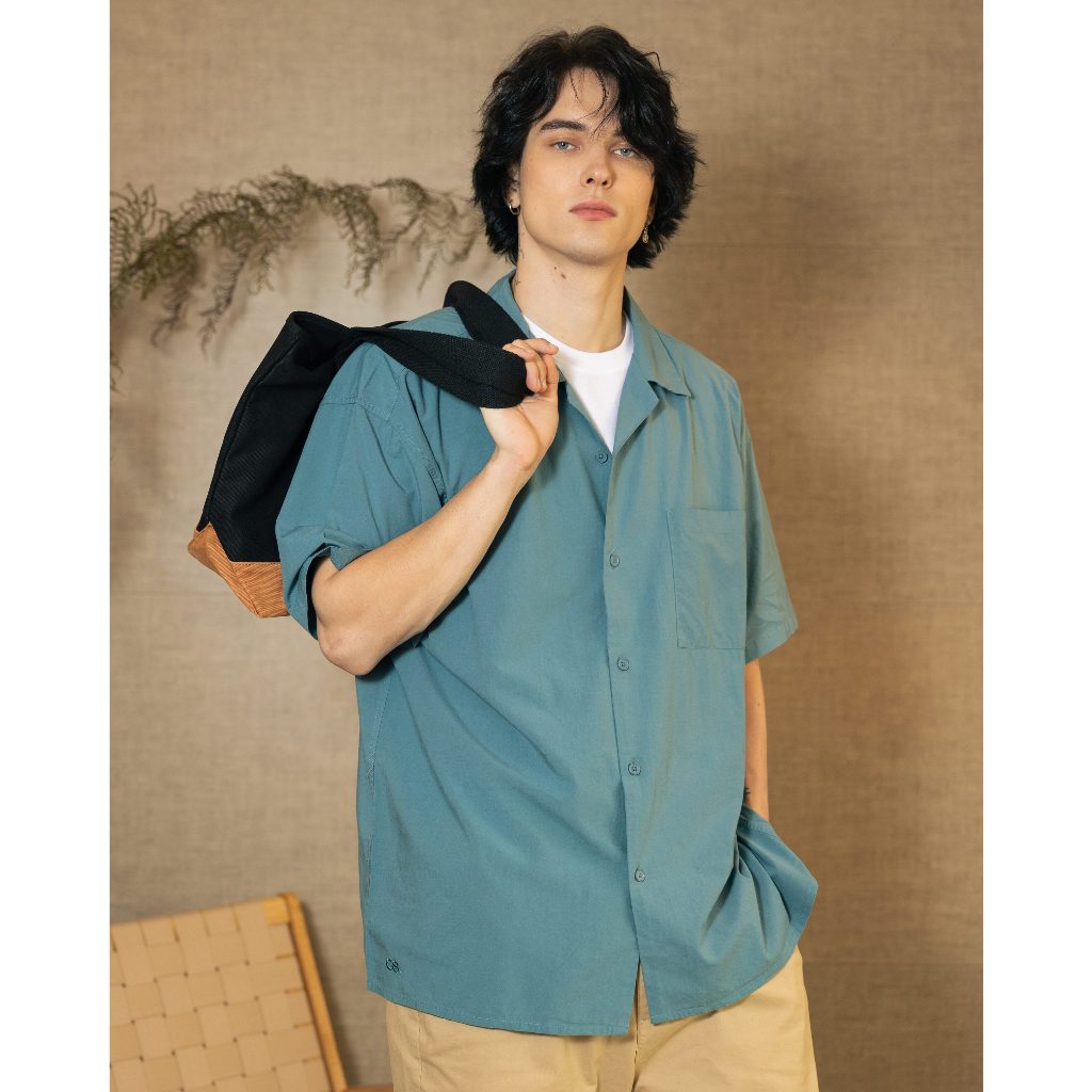 Classy - เสื้อเชิ้ต แขนสั้น ปักโลโก้ รุ่น Camp Collar