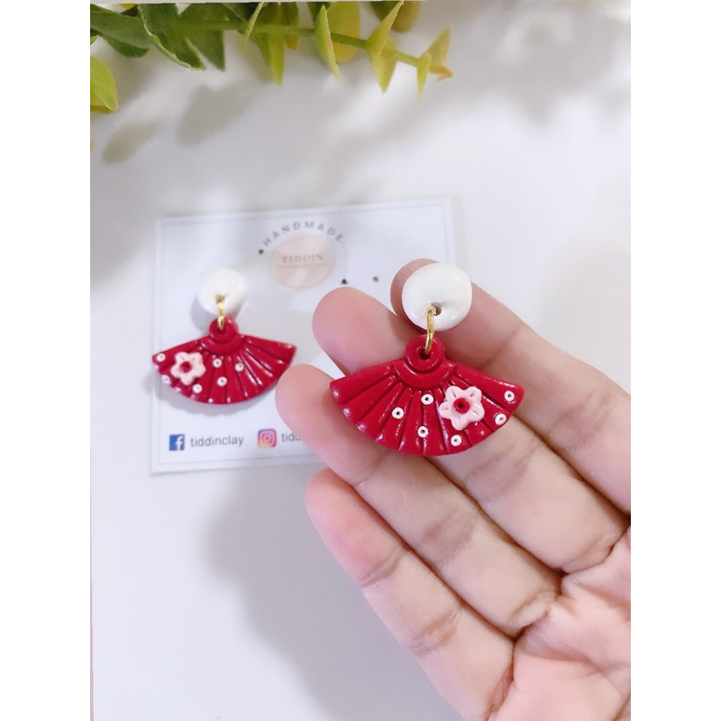ต่างหูพัดตรุษจีนทรงคว่ำ แป้นสีขาว  Size 3*3 Cm. แบบห้อย งานแฮนด์เมด น้ำหนักเบา โดนน้ำได้ สำหรับคนแพ้ง่ายใส่ได้