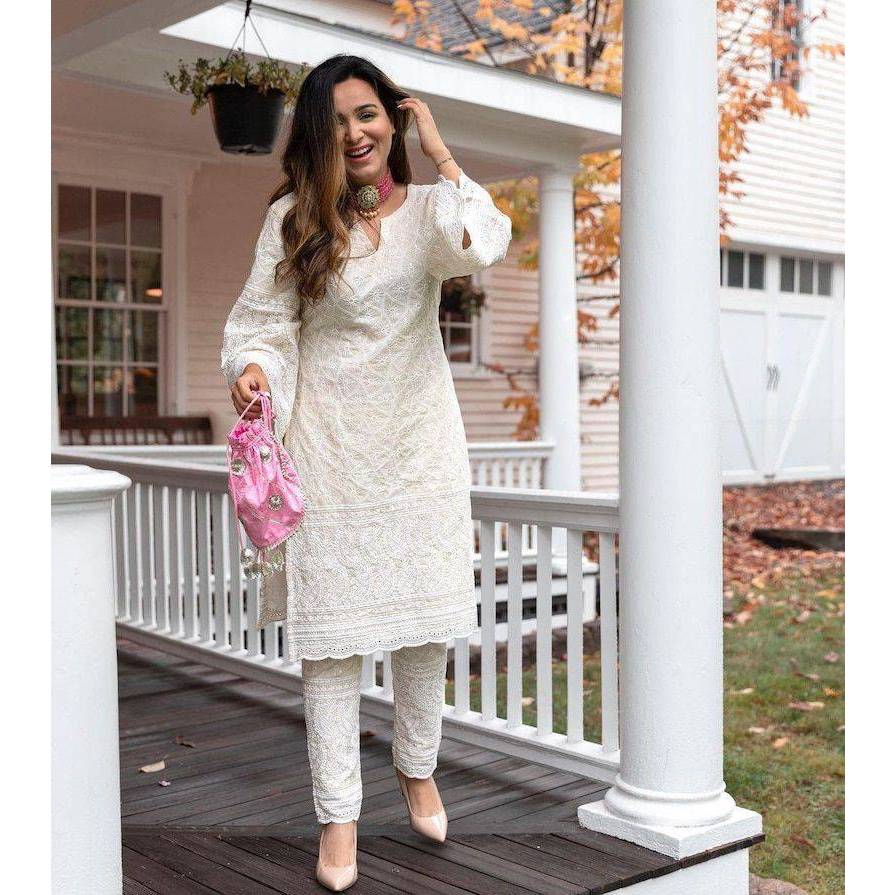 ชุดอินเดีย:BEUTIFULL CHIKAN SIFLI WORK WITH BELL SLEEV BORING WORK FABRICS DETAIL KURTI :- CAMRIC COTTAN Pent :