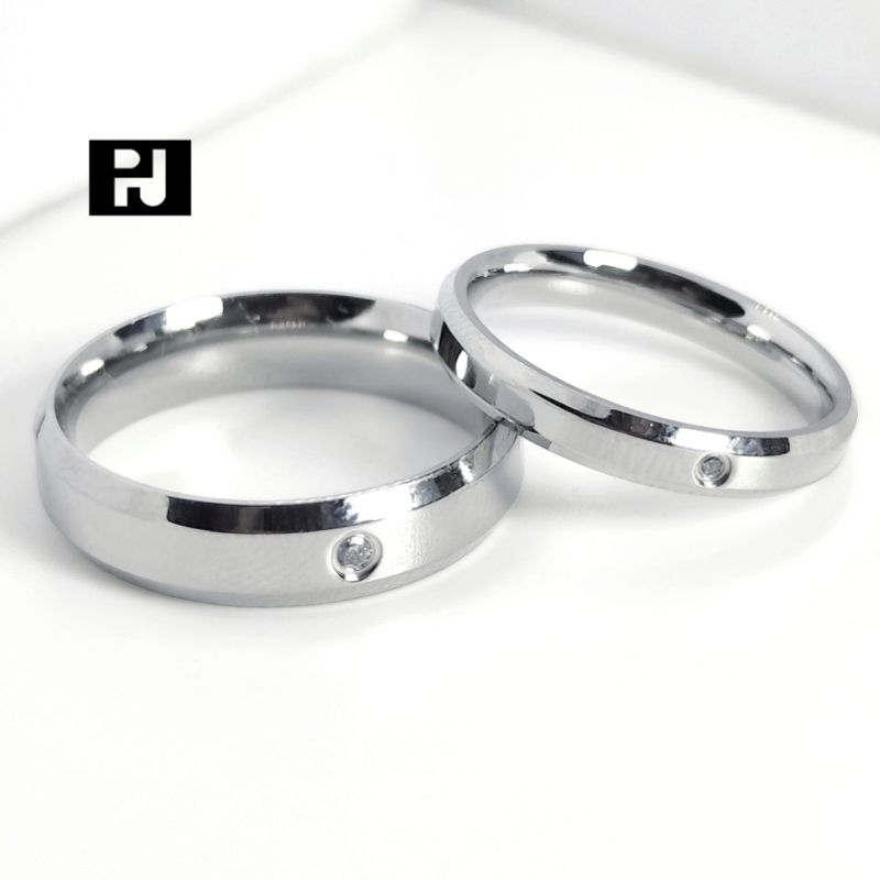 PJ.Gallery - แหวนคู่สลักชื่อ สแตนเลส316L สำหรับคู่รัก (ราคาต่อ1วง) ตัวแหวนทนทานแข็งแรง หน้ากว้าง 3 และ 5 มม.