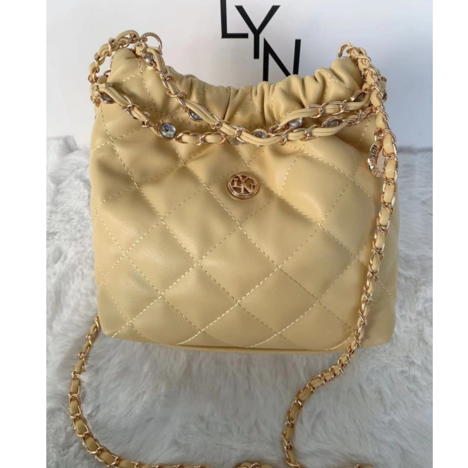 กระเป๋าทรงช้อปปิ้ง LYN คอลใหม่ล่าสุด ฟอนที เเบบสายโซ่ คล้องไหล่ ขนาด 8 นิ้ว เเต่งเพชร - รูปที่ 4