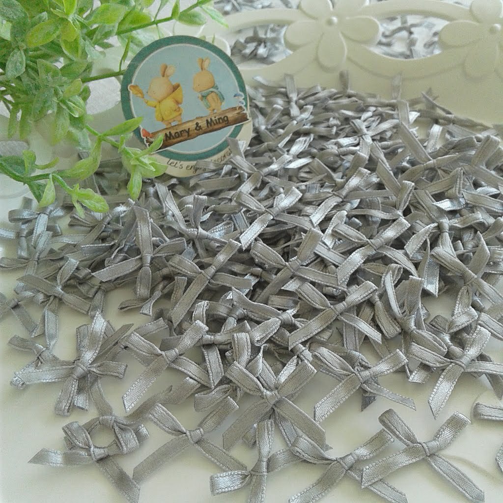 โบว์จิ๋ว สีเทา Koala Grey เนื้อซาติน ( ริบบิ้นขนาด 4 มิล ) 1 ชุดมี 25 ชิ้น ราคา 19 บาท