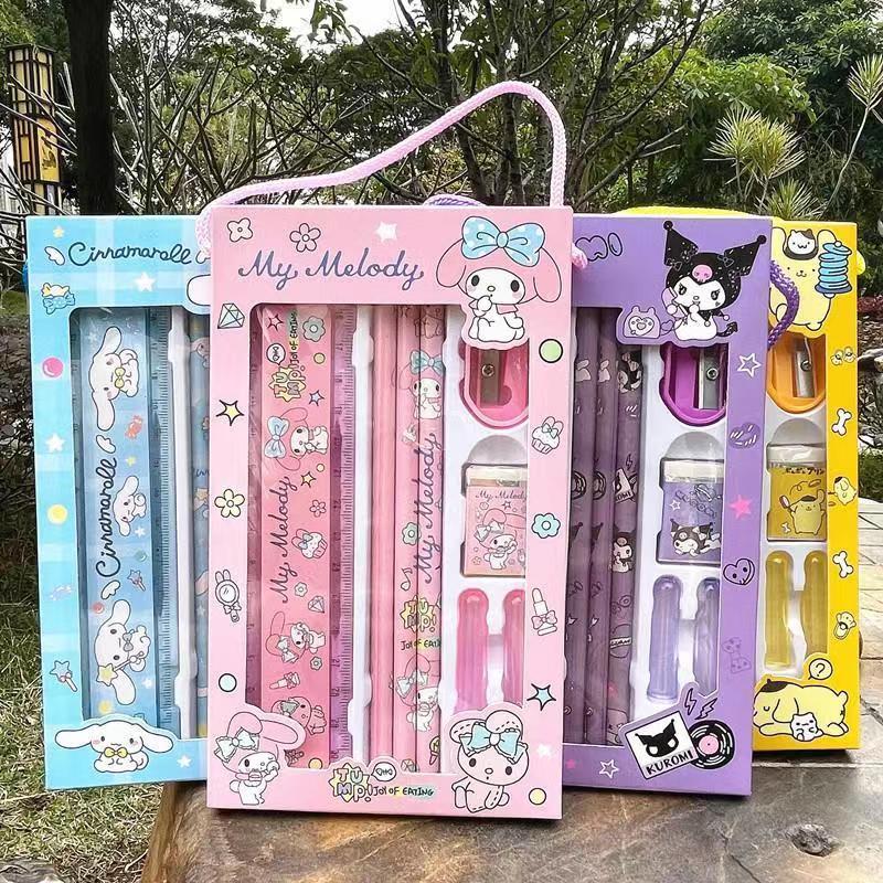 8 ชิ้น / กล่อง ใหม่ Sanrio Mymelody Kuromi Cinnamoroll Pom Pom Purin โรงเรียนอนุบาล เริ่มต้นรางวัล แบบพกพา ชุดเครื่องเขี