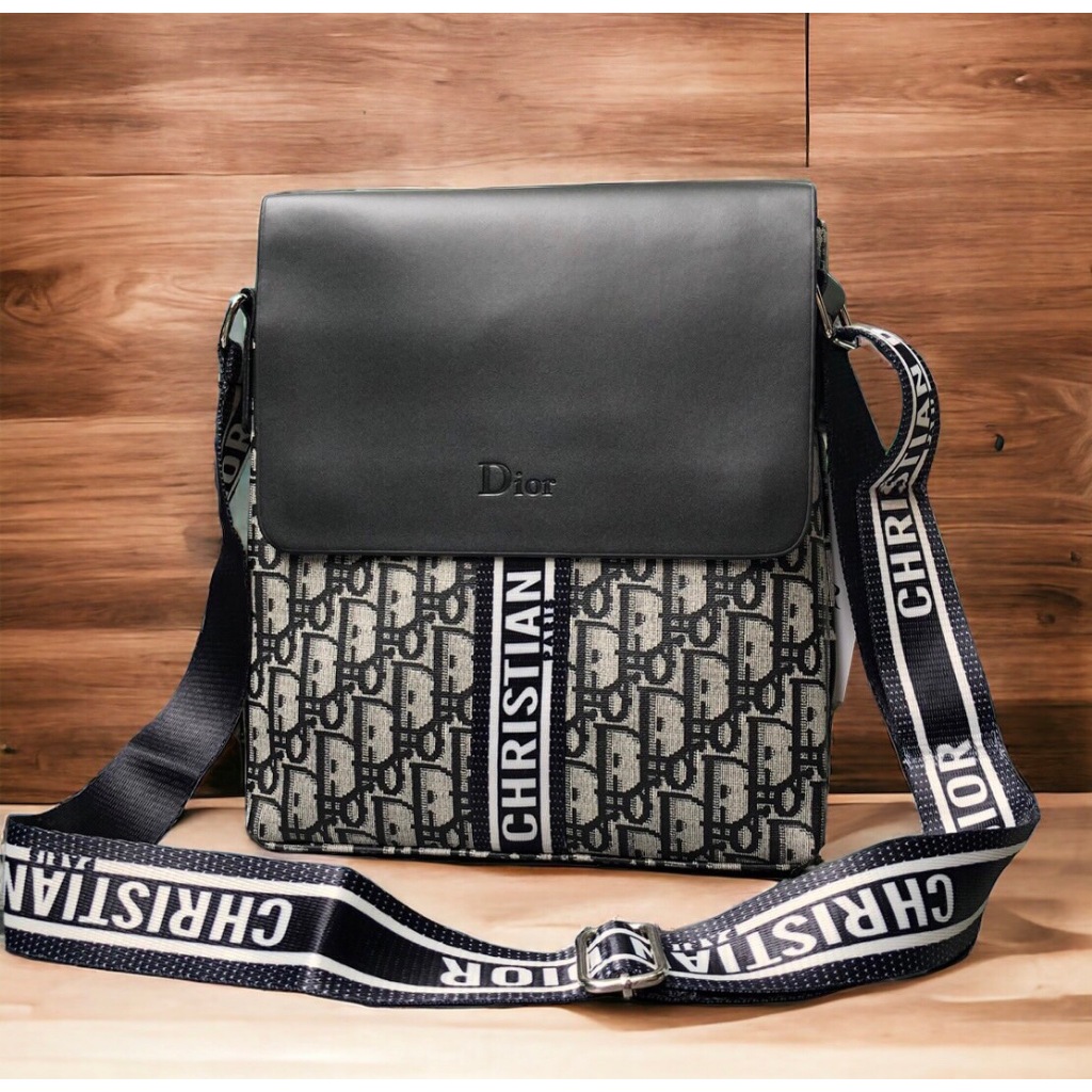 กระเป๋าสะพายข้างผู้ชายขนาด 10 นิ้ว(25cm*23cm*5cm)สินค้าพร้อมส่งรับประกันสินค้าตรงปก 100% จัดส่งรวดเร็ว