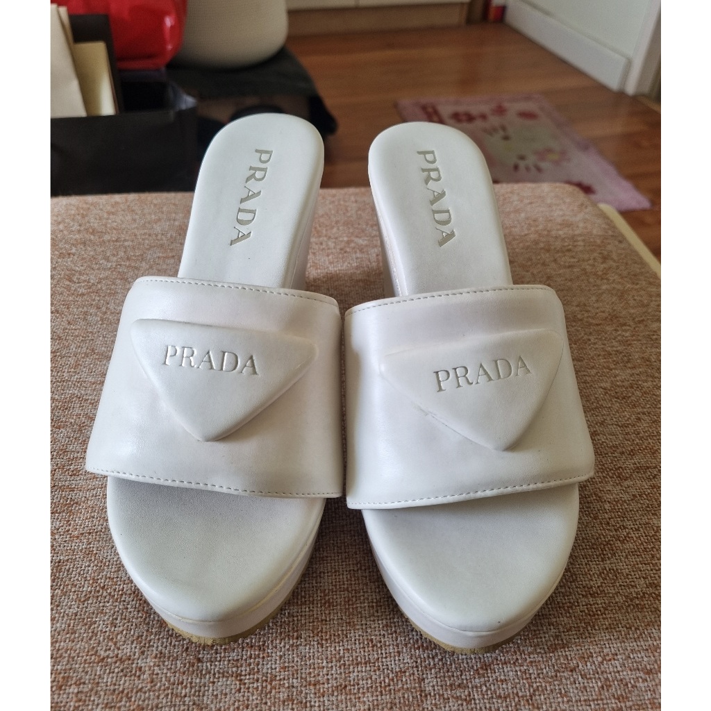 รองเท้า Prada มือสอง