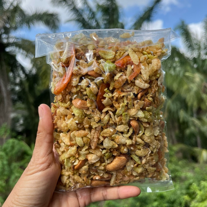 ข้าวเม่าทรงเครื่อง/ ขนมทานเล่น แน่นด้วยกุ้งเสียบและเม็ดมะม่วงหิมพานต์