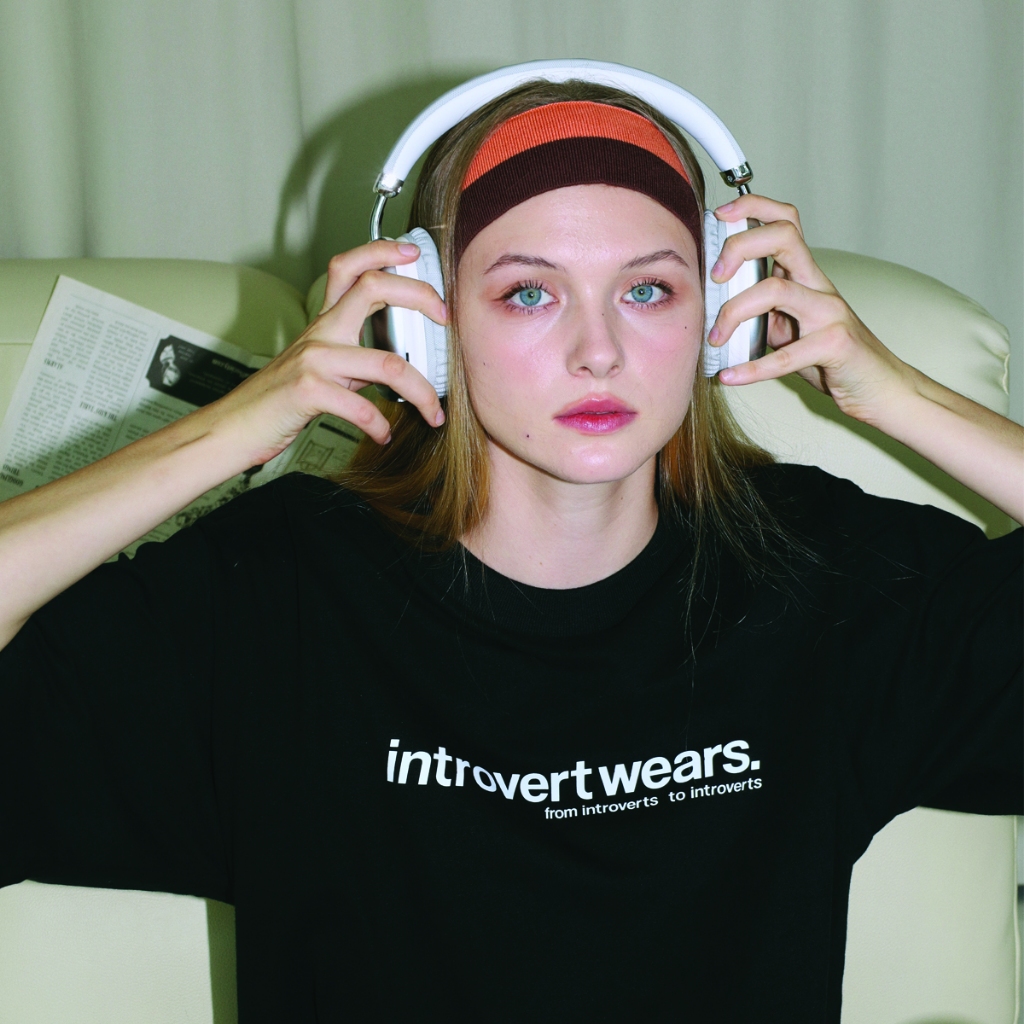 introvertwears | LOGO tee (3 Colours)  เสื้อยืดแขนสั้น คอกลม ผ้านุ่มพิเศษ
