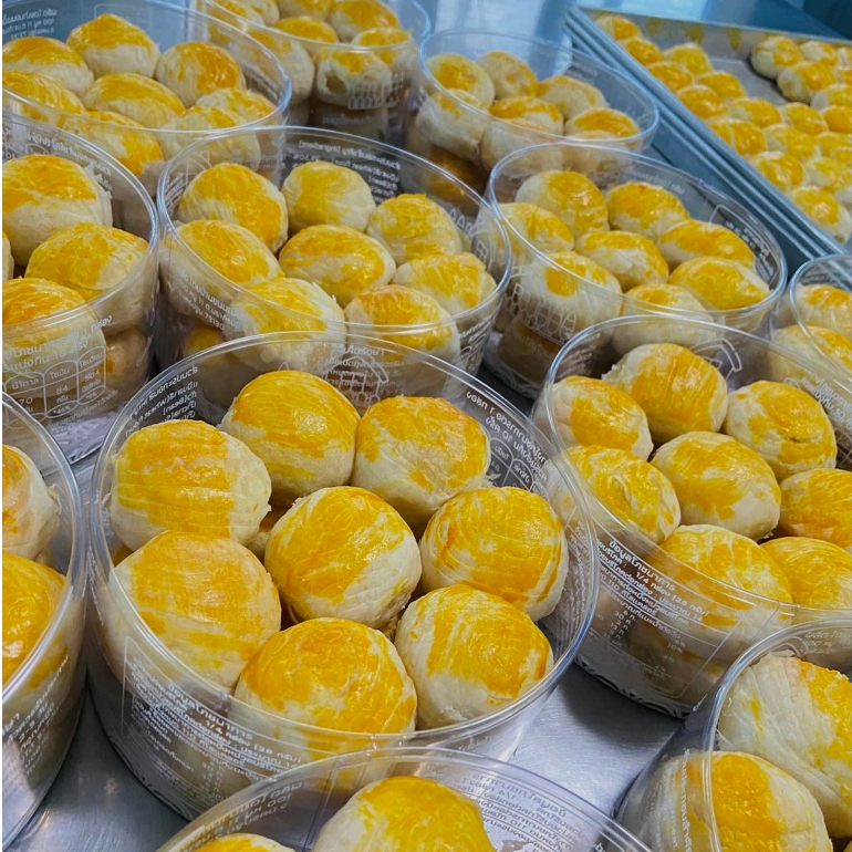 บ้านขนมเปี๊ยะสุดาวรรณ - เปี๊ยะกล่องใหญ่ 15 ชิ้น 420 กรัม (ไส้ถั่วกวน) หวานน้อย หอมเทียน อบใหม่ทุกวัน