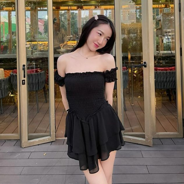 Jammy Mini Dress งานเดรสระบาย 2 ชั้น ช่วงอกแต่งสม้อกกระโปรงมีดีเทลระบาย 2 ชั้น แขนเป็นสม๊อก
