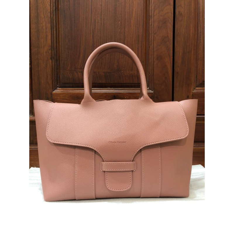 กระเป๋าถือสีชมพูนู้ดแบรนด์ Olivia Hassler