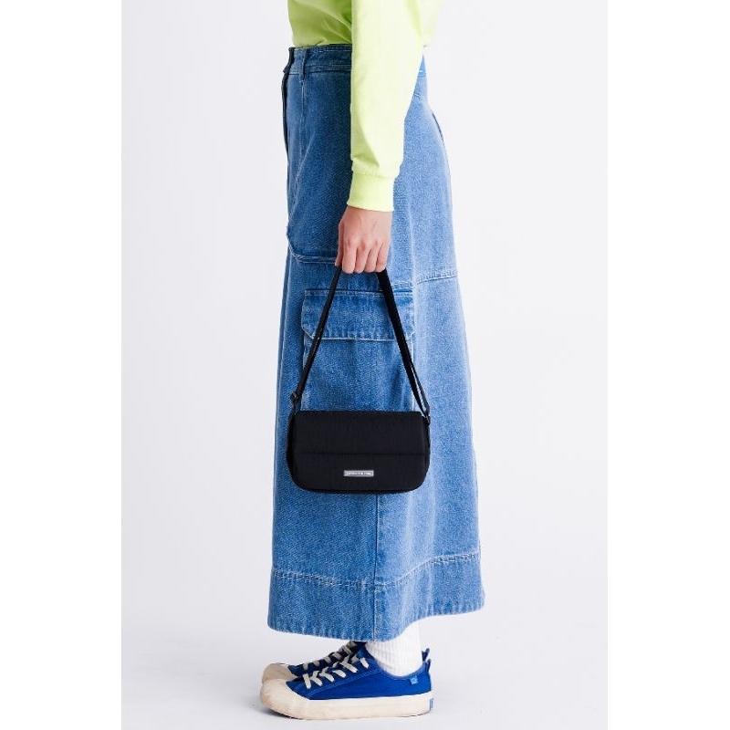 [พร้อมส่ง] Beyond The Vines - Pocket Poofy Bag สีดำ