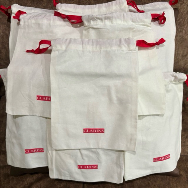 ถุงผ้าหูรูดคลาแรงส์ แท้100% กระเป๋าหูรูดแบบบาง วัสดุเป็นถุงผ้ารักษ์โลกทำมาจากผ้ารีไซเคิลนะคะ สินค้ามือ1แท้100%พร้อมส่ง💕