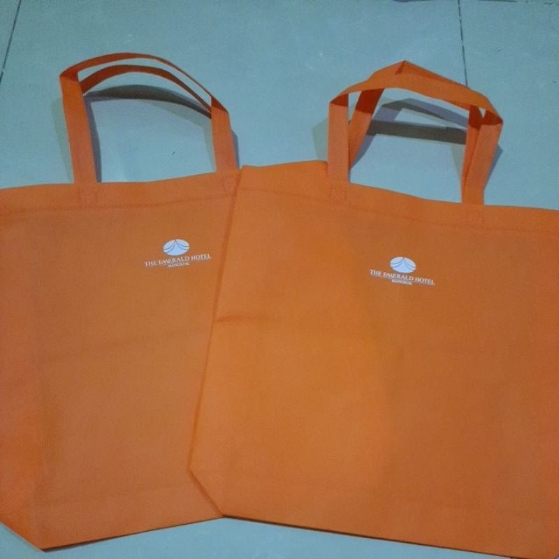 ขายชุดละ2ใบกระเป๋าผ้าลิขสิทธิ์แท้100% THE EMERALD HOTEL ขนาดก×ส16×14นิ้วสินค้ามาใหม่เอี่ยมๆ