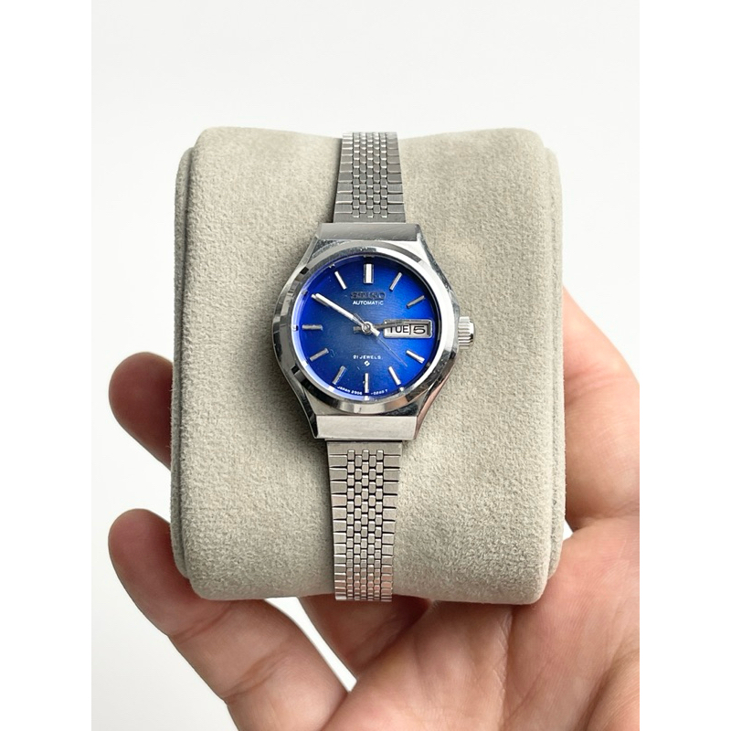 นาฬิกา Seiko Automatic (21 Jewels)   “หน้าปัดสีน้ำเงอนไล่เฉด หลักพรายน้ำฐานเงิน ชุดเข็มเงินมีพรายน้ำ“