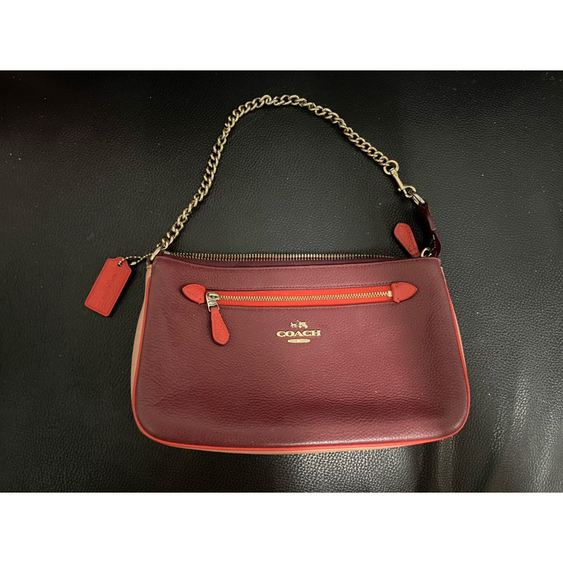 Coach Nolita Wristlet 24 In Pebble Leather Medium Cherry F53467 COACH ทรงพอช หนังสองสี ทูโทน มือ2