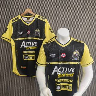 เสื้อกีฬาพิมพ์ลาย คอวีชายโค้ง สีสดลายเส้นคมชัด ราคาเพพรยงแค่…