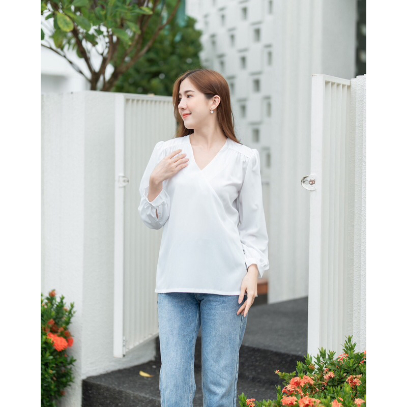 เสื้อสตรีทำงาน ดีไซน์เสื้อคอวีแต่งจีบไหล่เบาๆ แขนยาว ปลายแขนพองนิดๆ #L154SHOP_W003 - รูปที่ 5