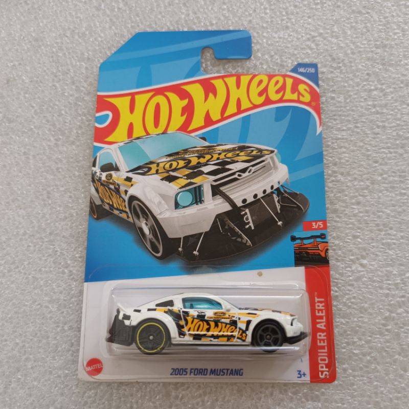 Hotwheels 2005 ford mustang