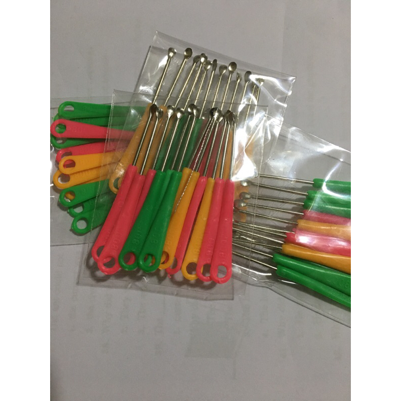 ไม้แคะหู 1 ห่อ มี 12 แท่ง ขนาดยาว ประมาณ 7 ซม. คละสี ใช้ง่ายดีครับ