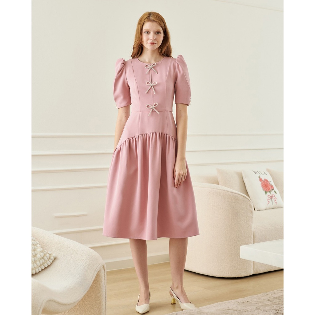 Wila-Farah Midi Dress เดรสยาวครึ่งแข้ง คอกลม แขนสามส่วนรูดพองจับจีบแต่งกระดุมมุกเงินข้างแขน ด้านหน้าตกแต่งเทปโบว์คริสตัล