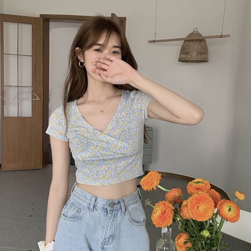Lisa🌈พร้อมส่ง🦄เสื้อยืด  เสื้อยืดแขนสั้นคอวีลายดอกไม้สไตล์สาว Spice girl ท็อปสั้นสุดเซ็กซี่