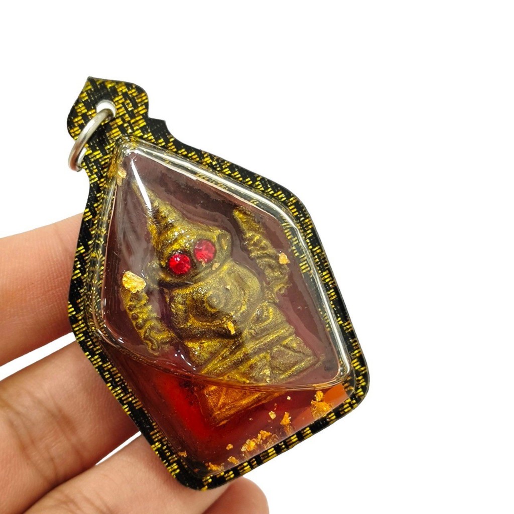 .พญางั่งเนื้อดิน 7 ป่าช้าด้านหลังฝังตะกรุดอินคู่และตะกรุดเงินทอง เลี่ยมกรอบลายไทยบรรจุน้ำมันสาริกาเสริมโชคลาภเมตตามหานิย