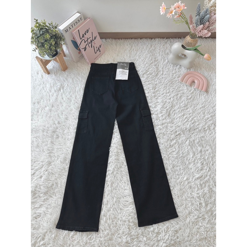 คาร์โก้ผ้ายืด สีดำสนิทดีเทลกระเป๋าหน้า กางเกงยีนส์เอวสูง B453