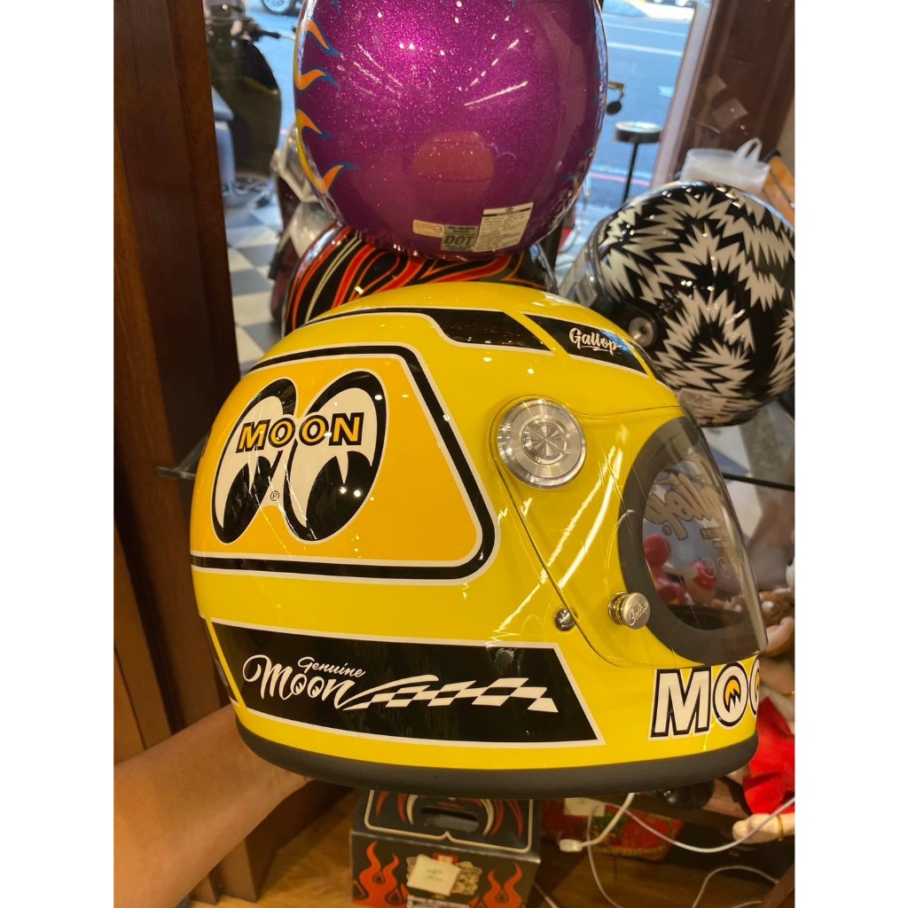 Mooneyes x Gallop helmet