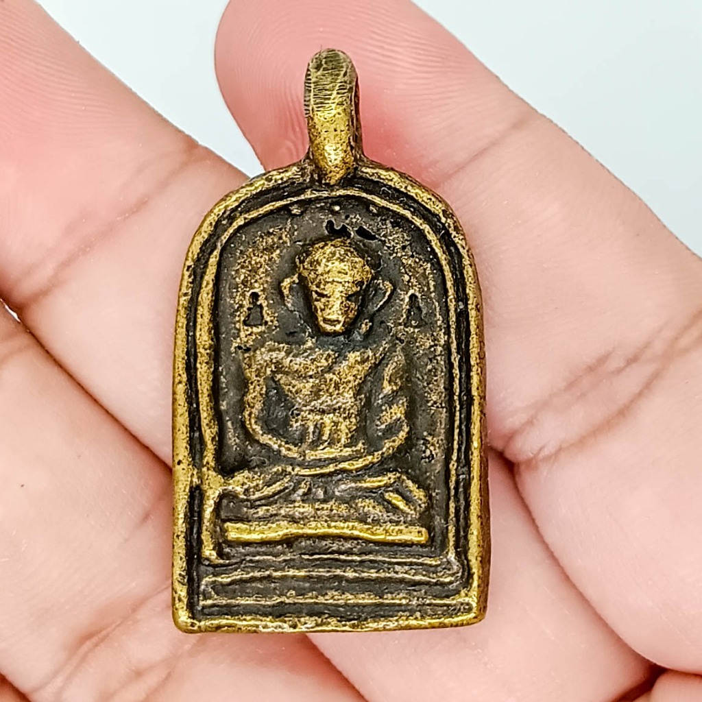 เหรียญพระหล่อจอบ หลวงพ่อไปล่ วัดกำแพง รุ่น 2 เนื้อทองเหลือง ขนาด 3 ซม.
